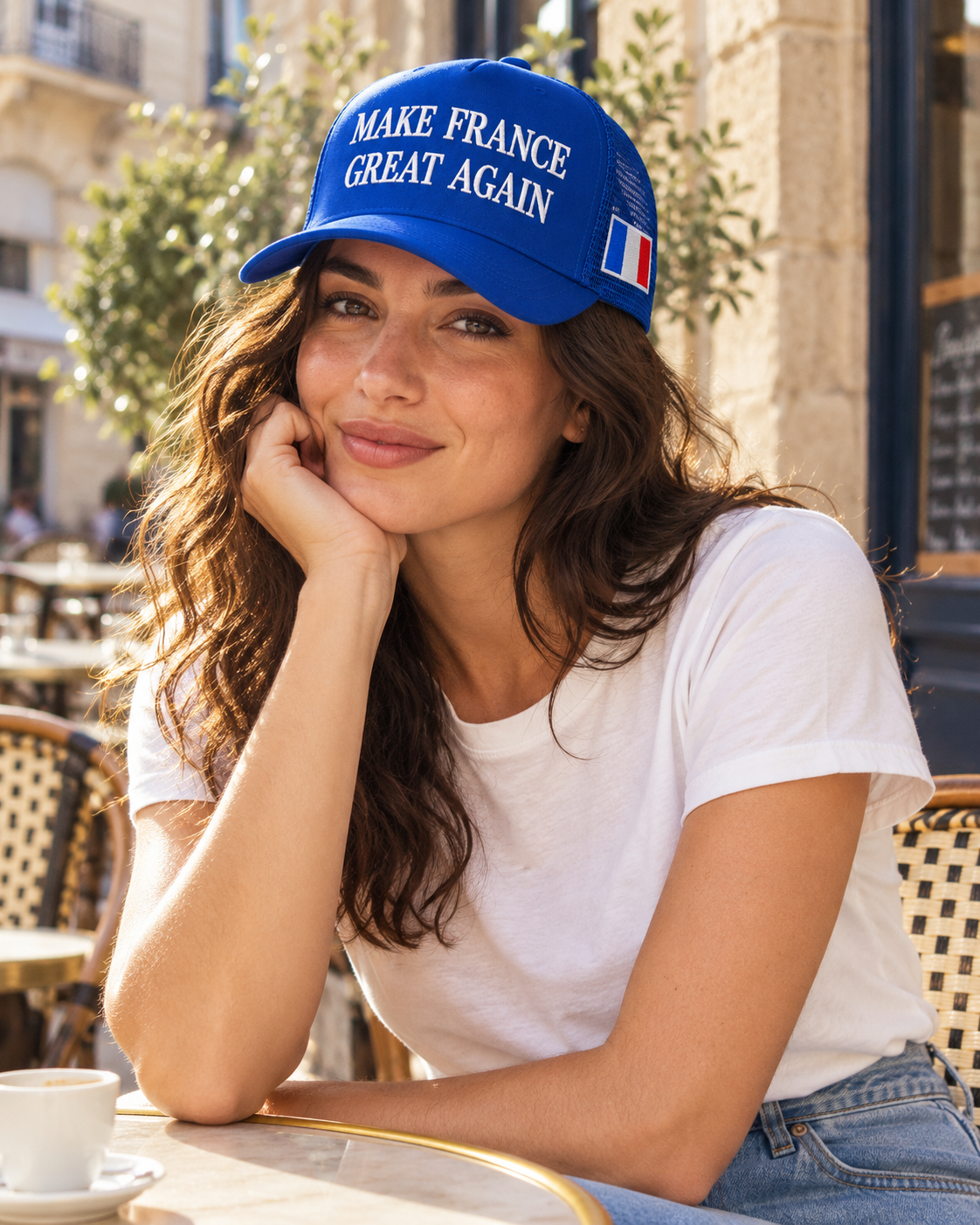 Visuel de campagne : casquette MFGA bleu royal portée à une terrasse