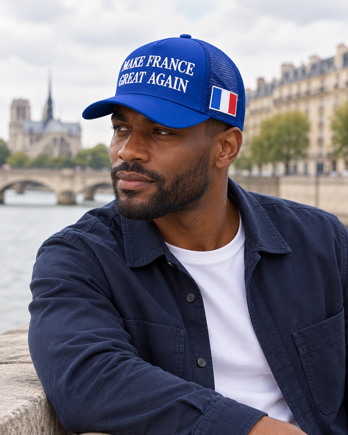 Visuel de campagne : casquette MFGA bleu royal portée près de la Seine
